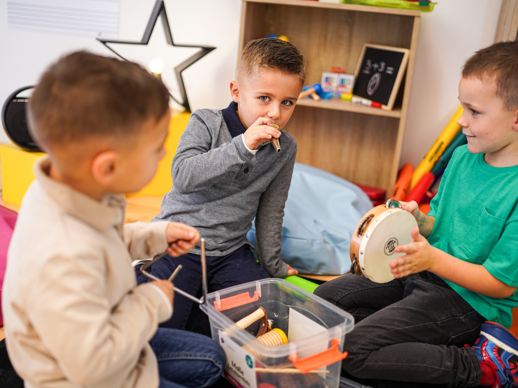 ENFANTS INSTRUMENTS DE MUSIQUE
